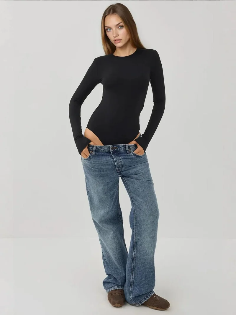 هيكاب بودي سوت بأكمام طويلة وياقة دائرية بقصة ضيقة مع أزرار مجموعة بوسم